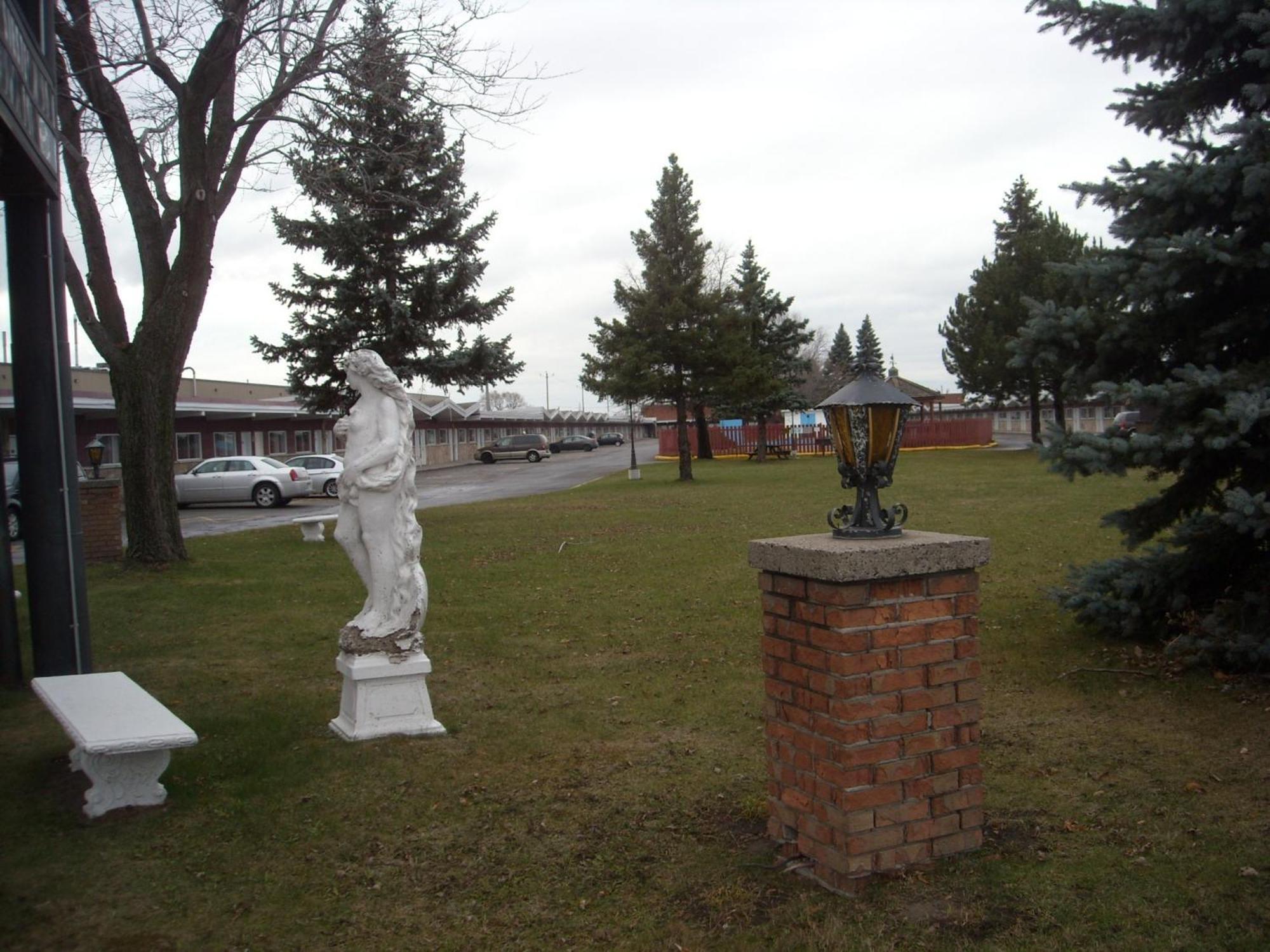 Grand Motel Saint-Hubert Longueuil Bagian luar foto