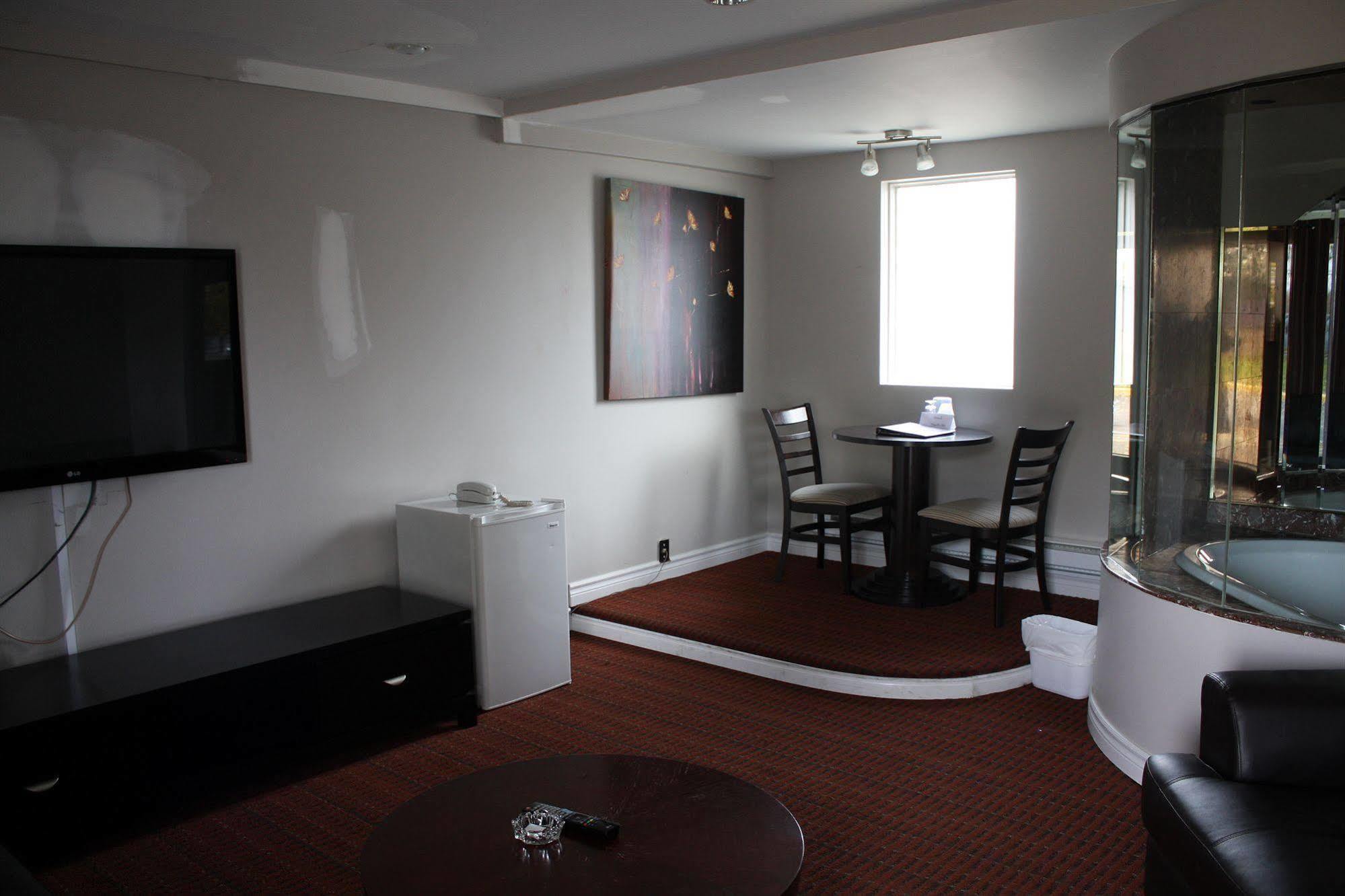 Grand Motel Saint-Hubert Longueuil Bagian luar foto