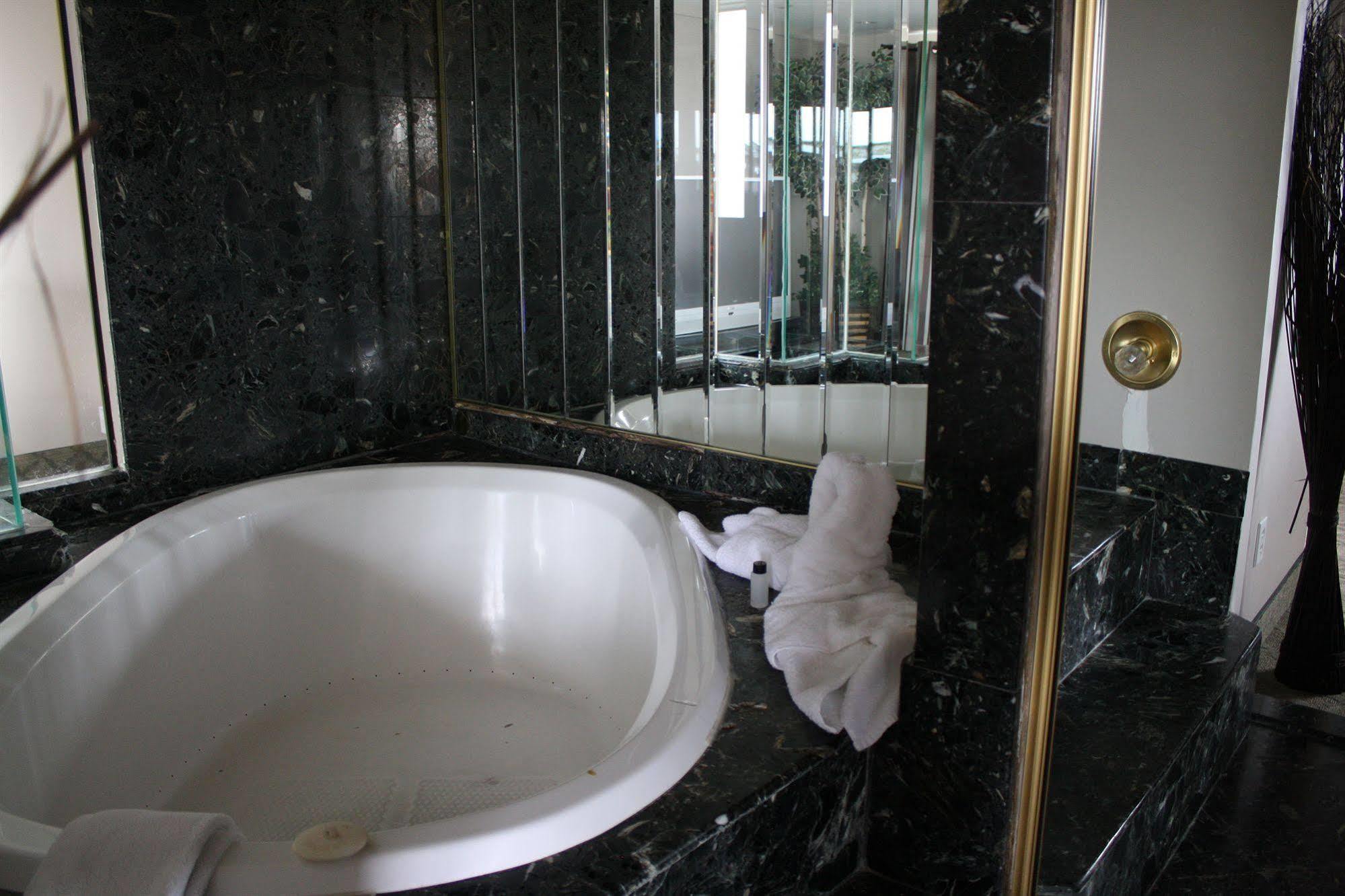 Grand Motel Saint-Hubert Longueuil Bagian luar foto
