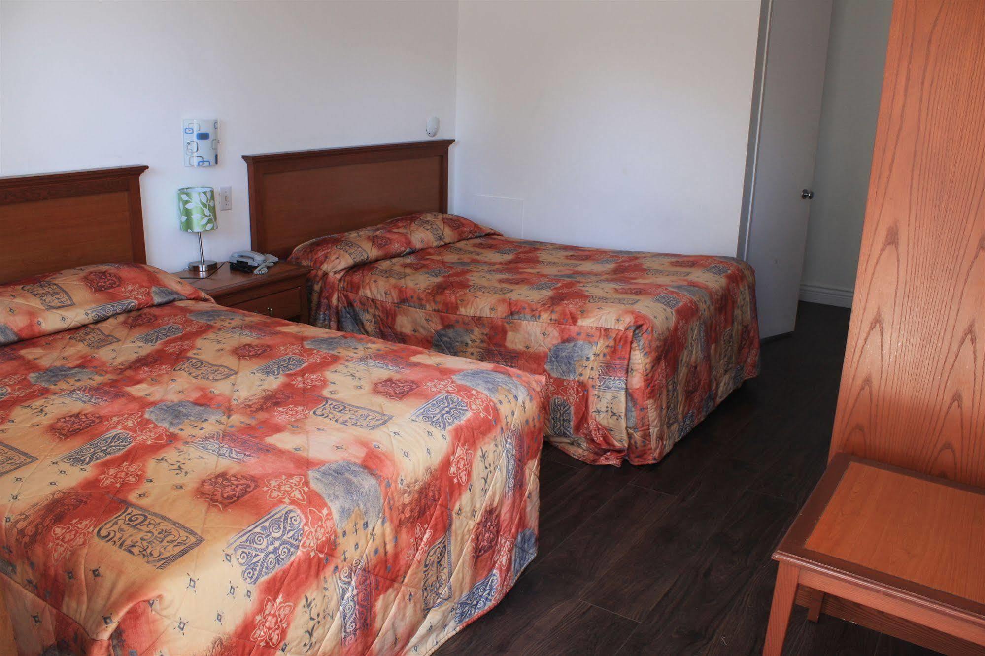 Grand Motel Saint-Hubert Longueuil Bagian luar foto
